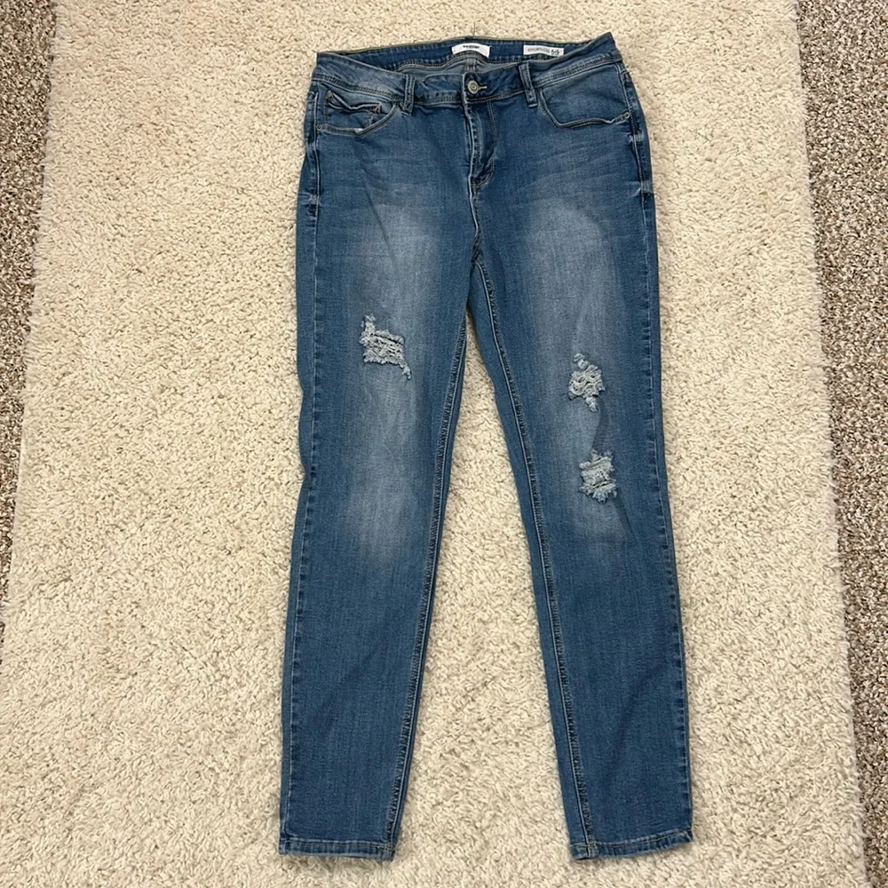 KENSIE 10/30 effortless ankle, mid rise, jeans with distressing EUC